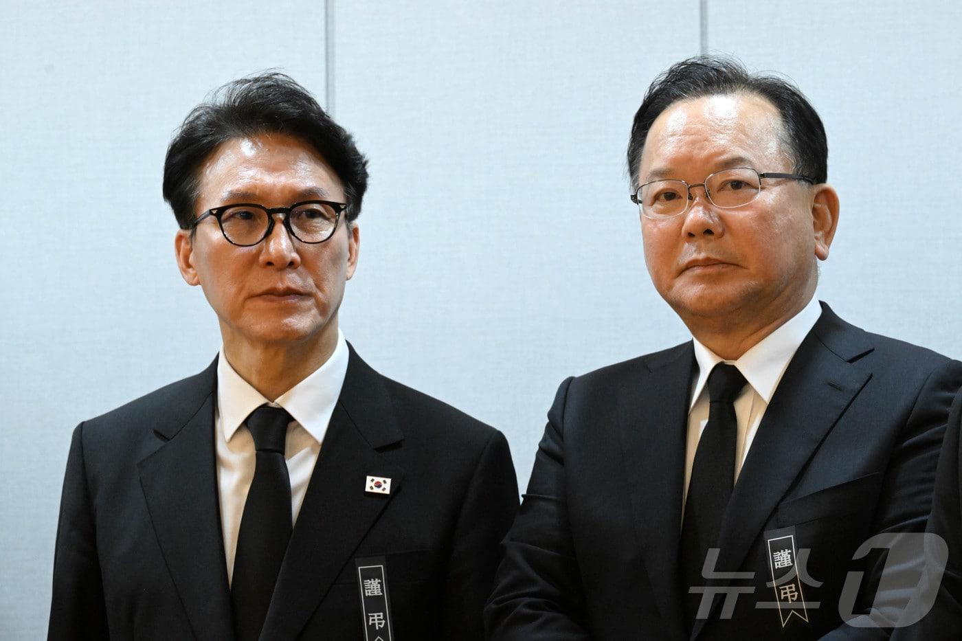 본문 이미지 - 김민석 국무총리와 김부겸 전 총리(오른쪽)가 27일 서울 종로구 서울대학교병원 장례식장에 마련된 이해찬 민주평화통일자문회의 수석부의장의 빈소에서 조문객을 맞이하고 있다. (사진은 기사 내용과 무관함) 2026.1.27 ⓒ 뉴스1 사진공동취재단