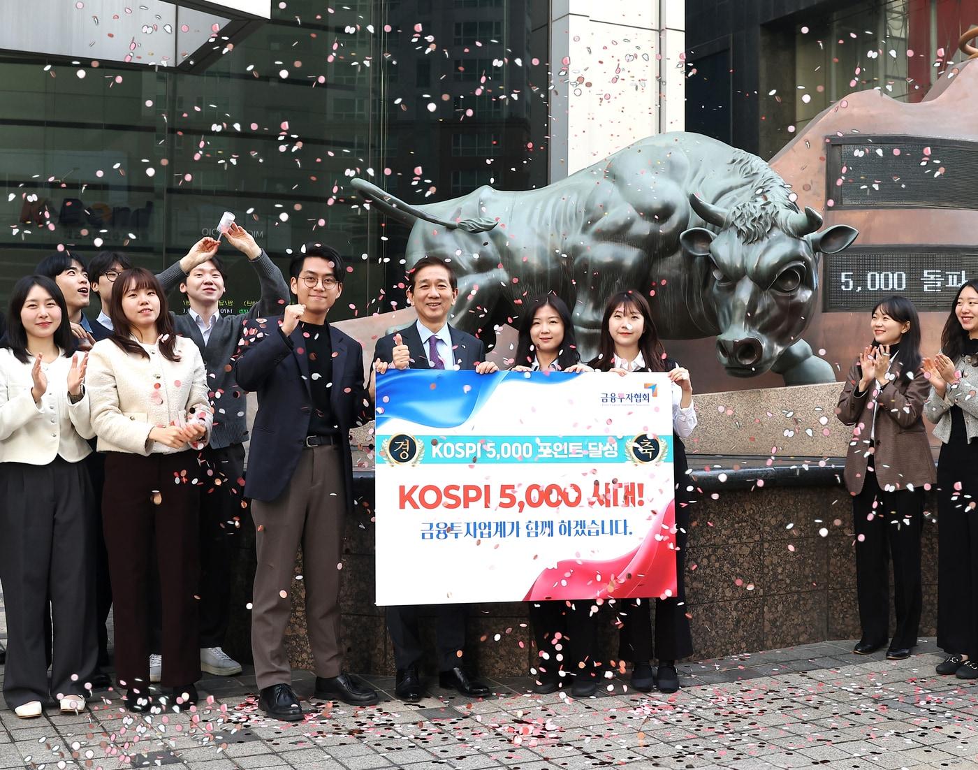 본문 이미지 - 황성엽 금융투자협회장과 직원들이 코스피 5000포인트 달성을 축하하고 있다. (금융투자협회 제공) 
