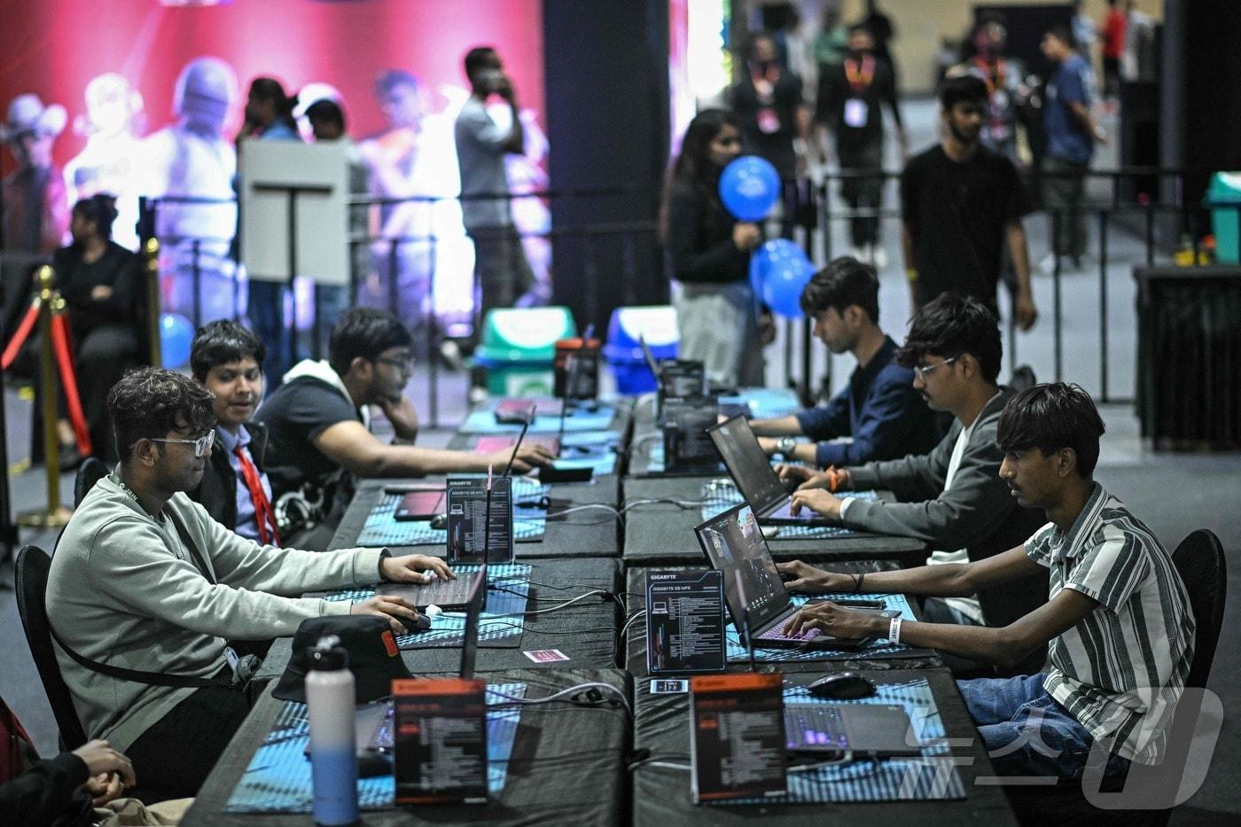 본문 이미지 - 인도 벵갈루루에서 열린 게임 전시회 '게이밍 하바'에 참가한 이용자들이 게이밍 노트북으로 게임을 체험하고 있다.2025.9.28 ⓒ AFP=뉴스1 ⓒ AFP=뉴스1 ⓒ News1 김민재 기자