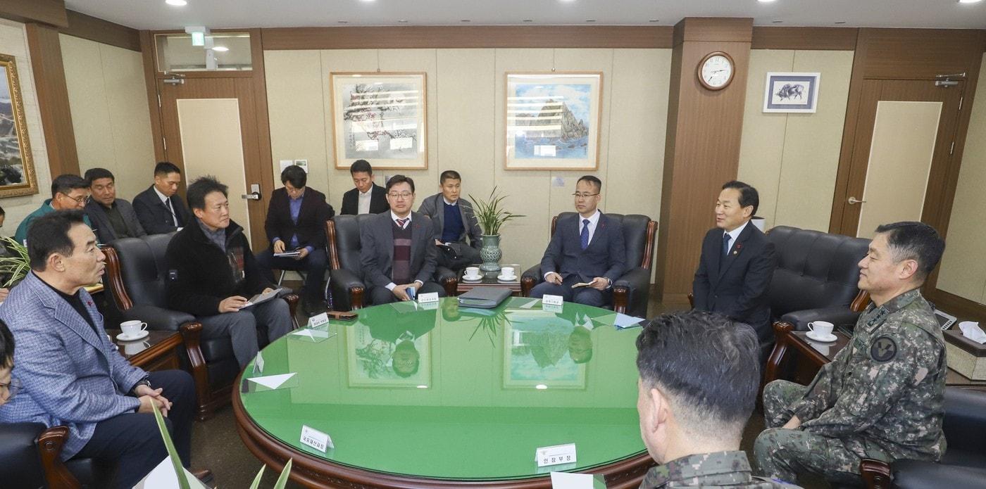 본문 이미지 - 이두희 국방부 차관(우측 두 번째)이 27일 오후 포천 육군 제5군단에서 포천 지역 상생 간담회를 주관하고 있다.(국방부 제공)