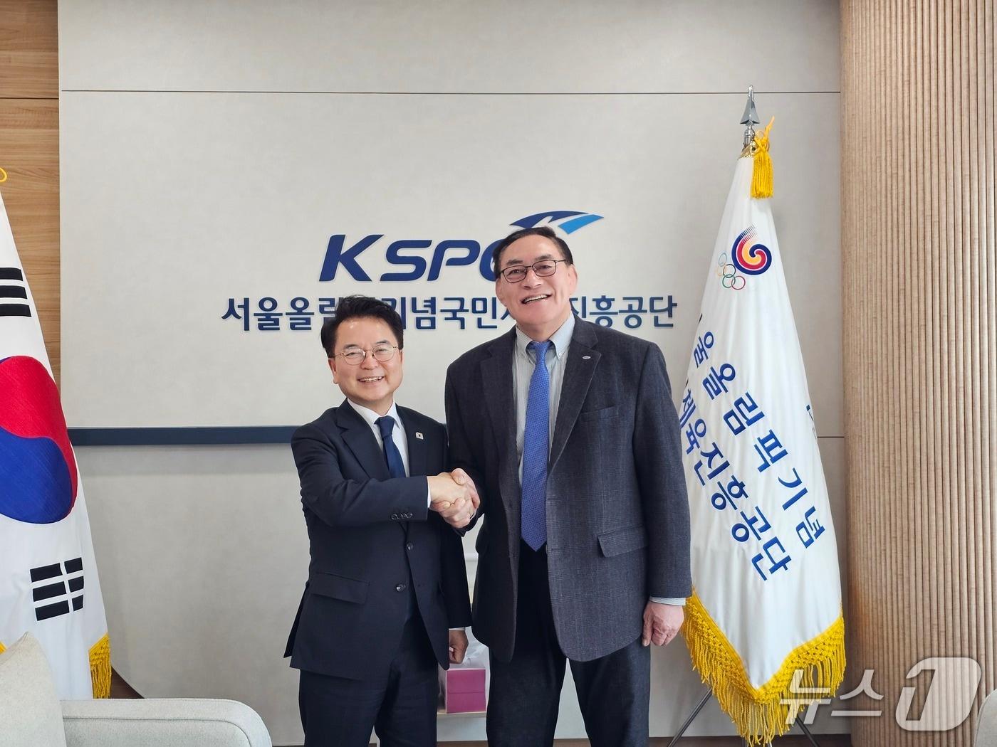 본문 이미지 - 육동한 춘천시장이 27일 서울 올림픽회관에서 하형주 국민체육진흥공단 이사장을 만나 공연형 아레나 건립 사업과 관련한 유치 필요성을 설명한 뒤 기념촬영을 하고 있다.(춘천시 제공, 재판매 및 DB금지)