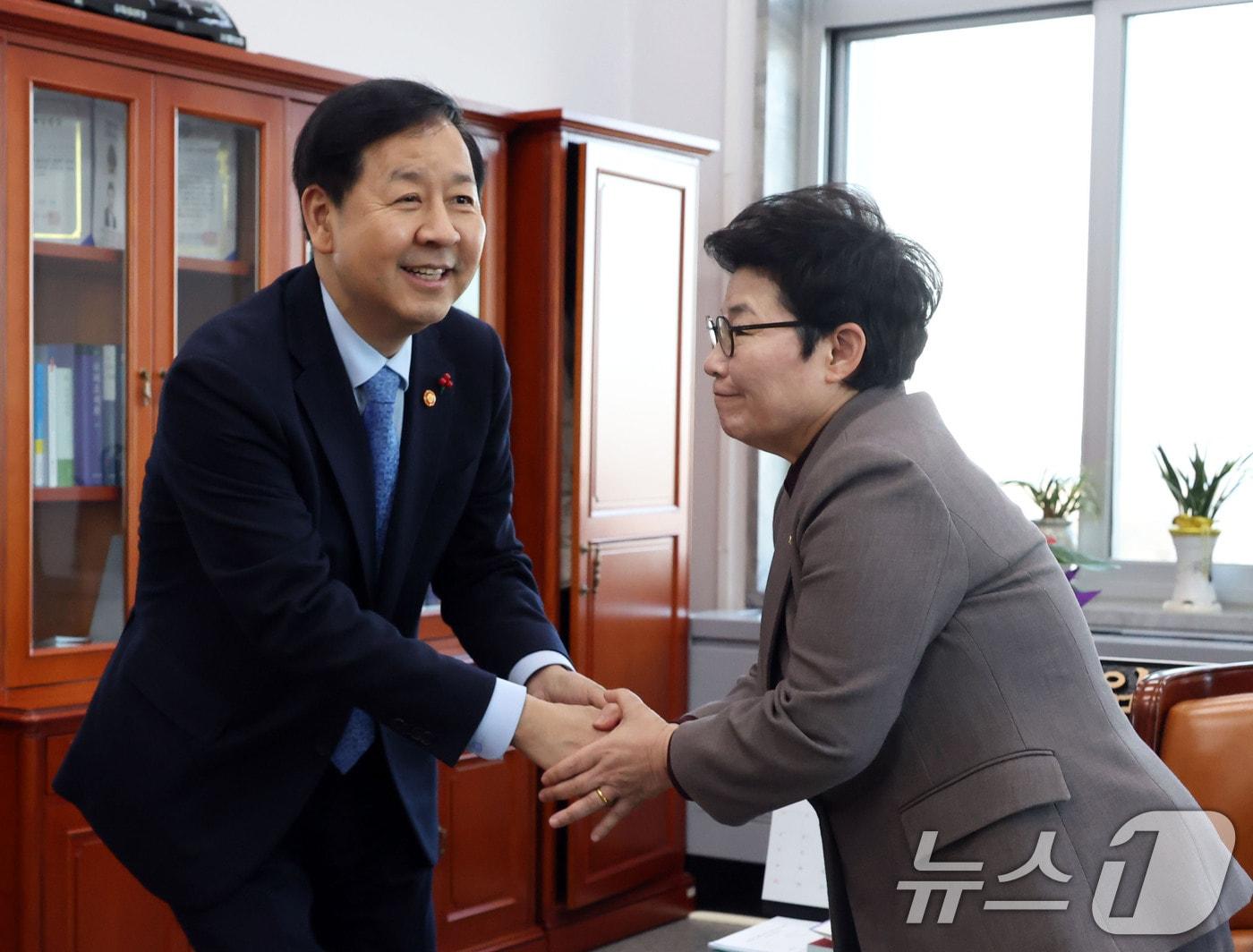 본문 이미지 - 임이자 국회 재정경제위원장과 구윤철 경제부총리 겸 재정경제부 장관이 27일 국회에서 도널드 트럼프 미국 대통령의 관세 인상 언급과 관련 회동에 앞서 인사를 나누고 있다. (공동취재) 2026.1.27/뉴스1 ⓒ News1 이승배 기자