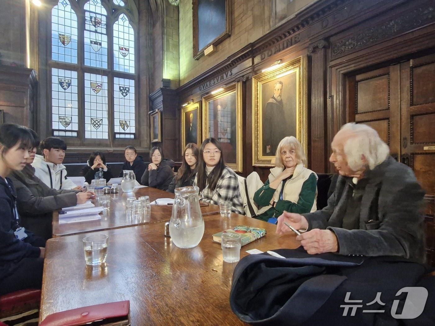 본문 이미지 - 대구 달성군 고교생 20명이 영국 옥스퍼드대 영어 방학캠프에 참여하고 있다.(대구 달성군 제공. 재판매 및 DB금지)