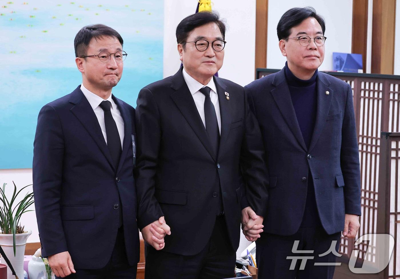 본문 이미지 - 한병도 더불어민주당 원내대표(왼쪽부터), 우원식 국회의장, 송언석 국민의힘 원내대표가 27일 서울 여의도 국회에서 열린 여야 원내대표 회동에서 기념촬영을 하고 있다. (공동취재) 2026.1.27/뉴스1 ⓒ News1 신웅수 기자