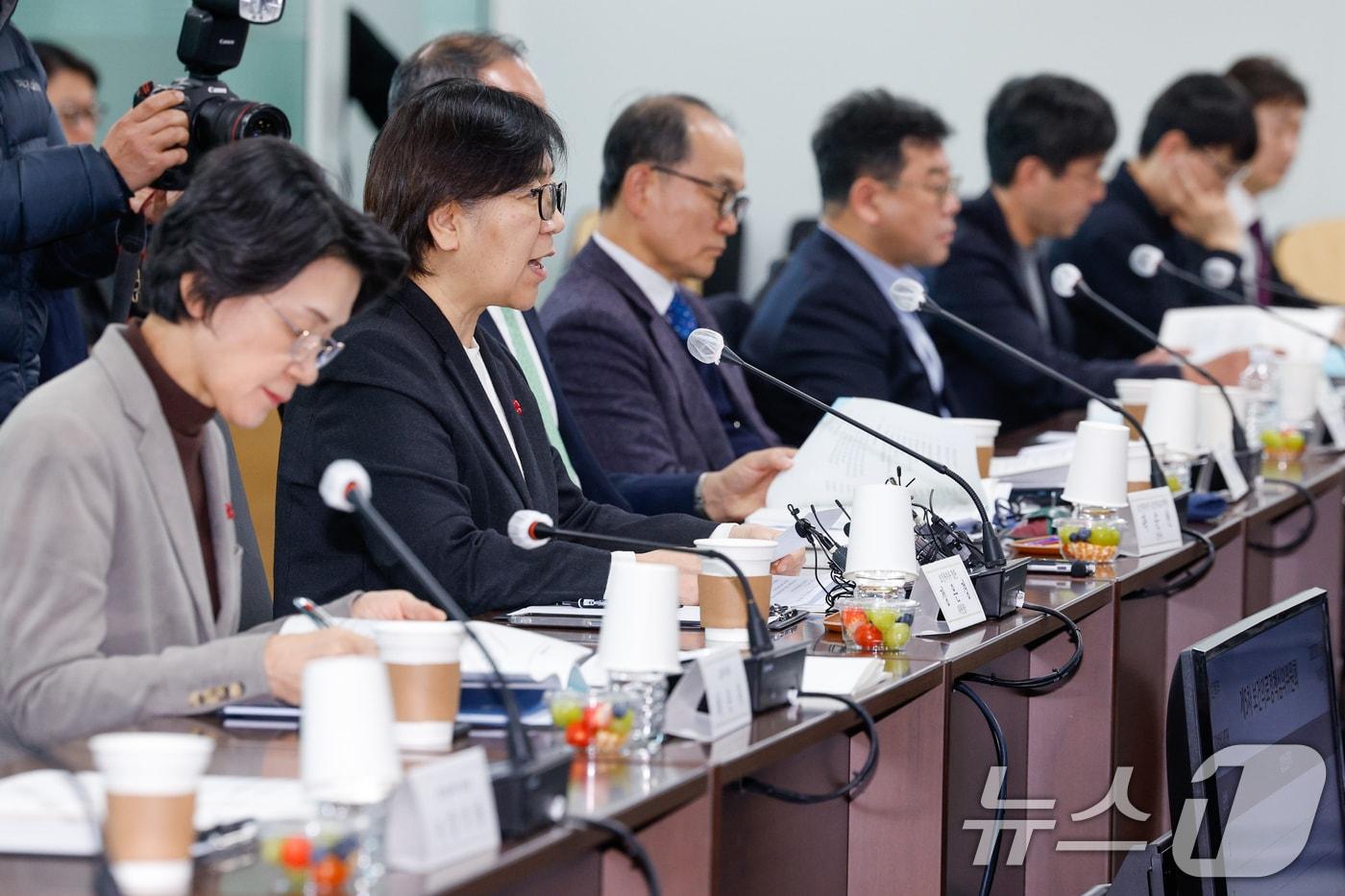 본문 이미지 - 정은경 보건복지부 장관이 27일 오후 서울 서초구 국제전자센터에서 열린 제5차 보건의료정책심의위원회에 참석해 인사말을 하고 있다. 2026.1.27/뉴스1 ⓒ News1 안은나 기자