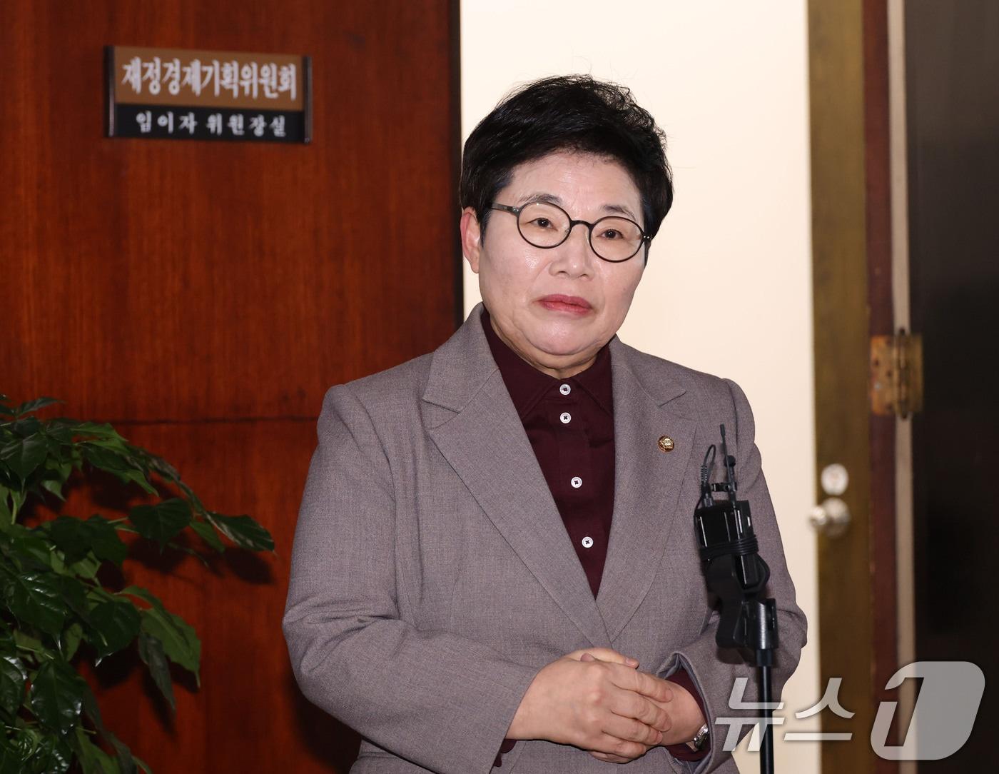 본문 이미지 - 임이자 국회 재정경제위원장이 27일 국회에서 도널드 트럼프 미국 대통령의 관세 인상 언급과 관련해 백브리핑하고 있다. (공동취재) 2026.1.27/뉴스1 ⓒ News1 이승배 기자