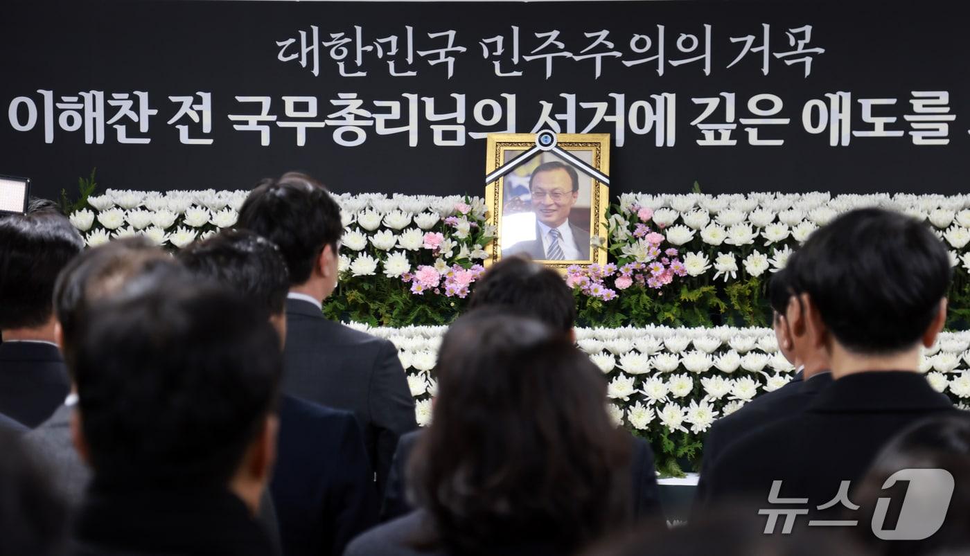 본문 이미지 - 더불어민주당 대전시당에 마련된 故(고) 이해찬 전 국무총리 시민분향소에 당원들이 추모하고 있다.(대전시당 제공. 재판매 및 DB금지)/뉴스1