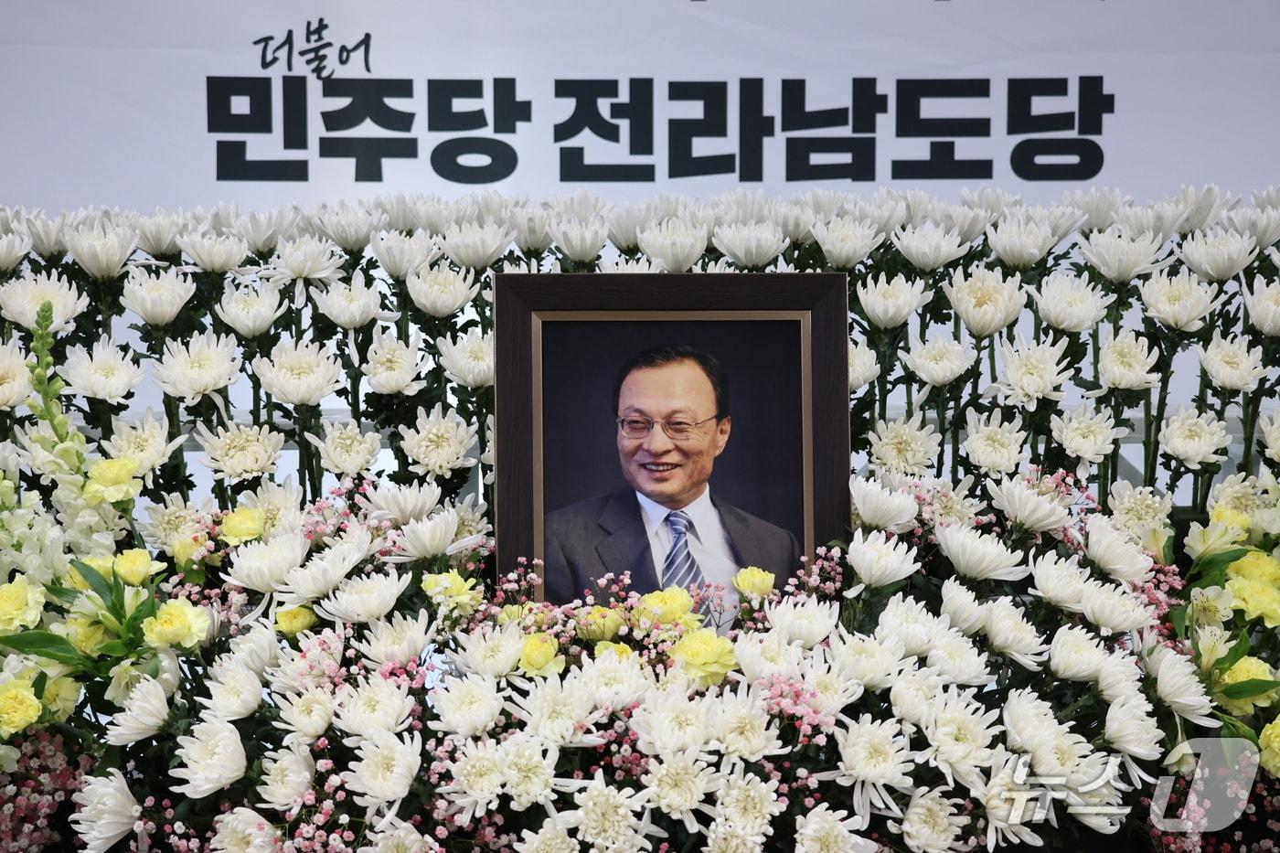 본문 이미지 - 더불어민주당 전남도당 대회의실에 마련된 고 이해찬 상임고문 분향소(더불어민주당 전남도당 제공, 재판매 및 DB 금지)/뉴스1 