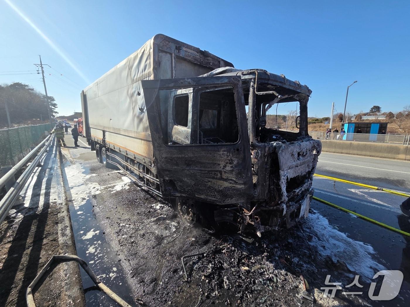 본문 이미지 -  논산 노성면 차량 화재 현장. (논산소방서 제공, 재판매 및 DB금지) / 뉴스1