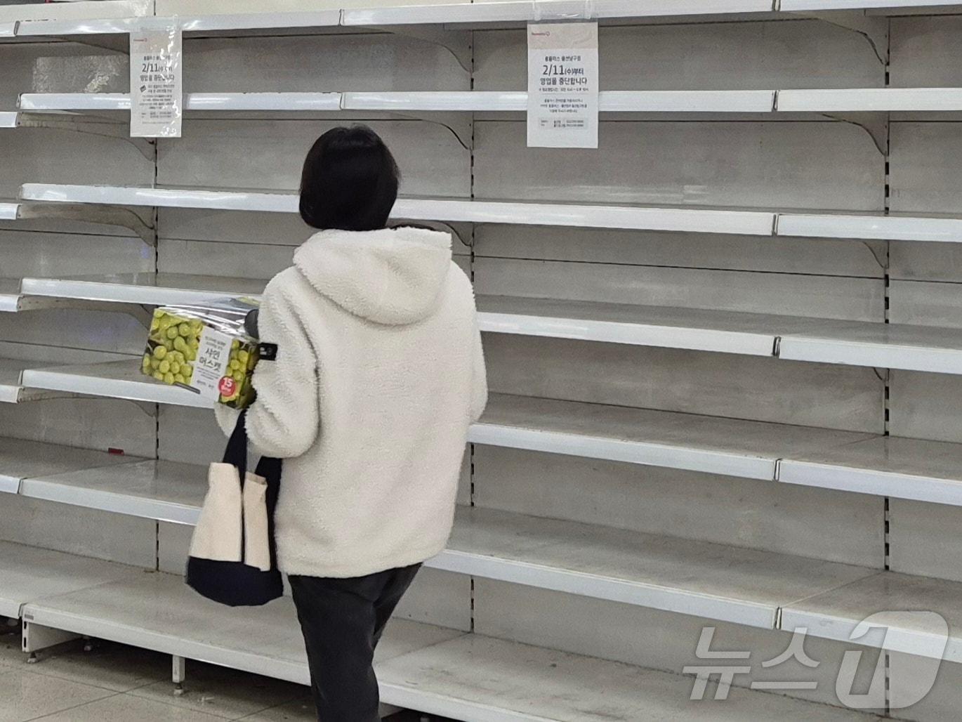 본문 이미지 - 27일 한 시민이 홈플러스 울산남구점의 빈 매대 앞을 지나고 있다. 이 매대엔 '2월 11일부터 영업을 종료한다'는 안내문이 붙어 있다. 2026.1.27/뉴스1ⓒ 뉴스1 박정현 기자 ⓒ News1 박정현 기자