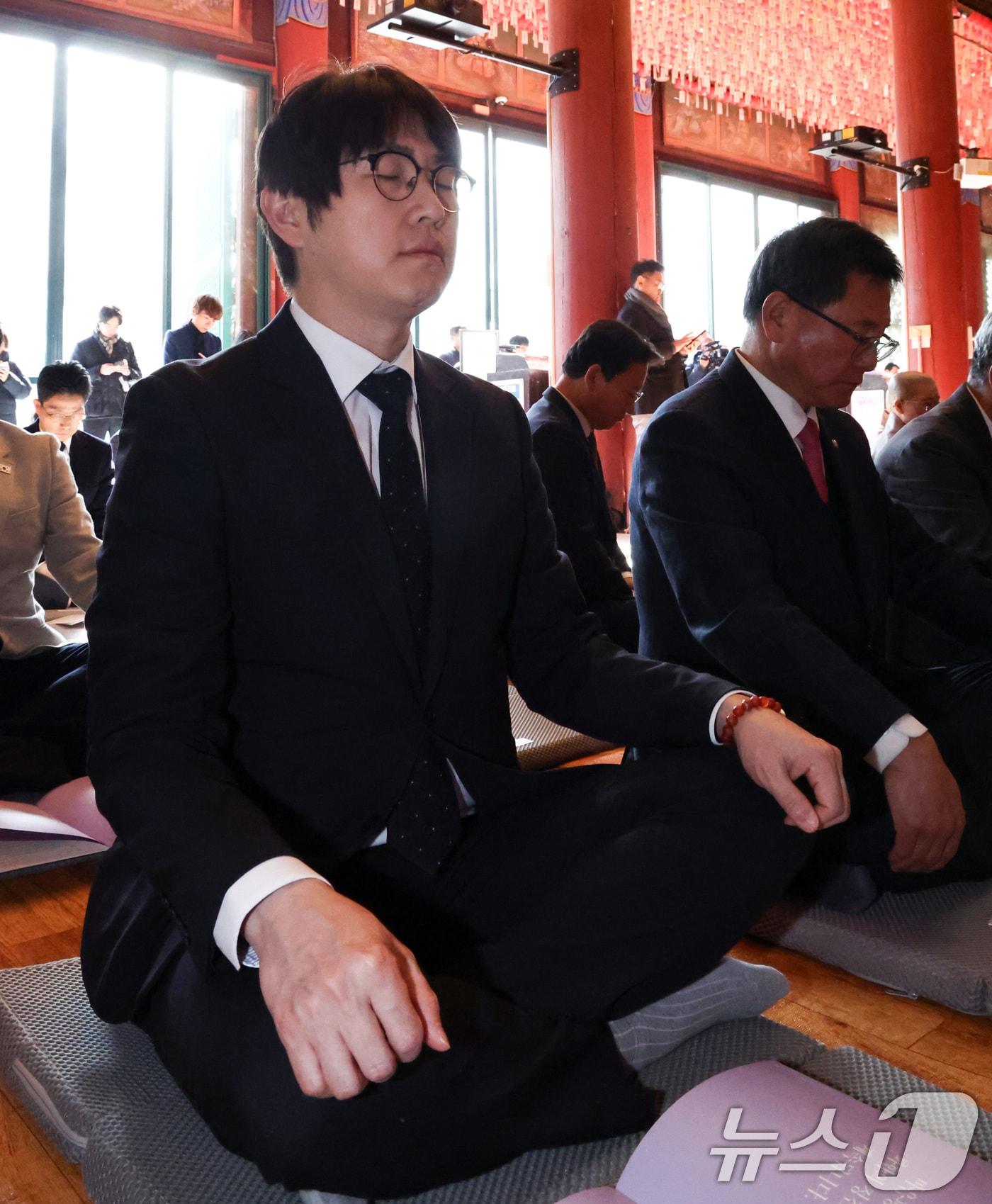 본문 이미지 - 하정우 AI미래기획수석이 지난 1월 서울 종로구 조계사에서 열린 한국불교지도자 신년하례법회에서 선명상을 하고 있다. 2026.1.27 ⓒ 뉴스1 최지환 기자