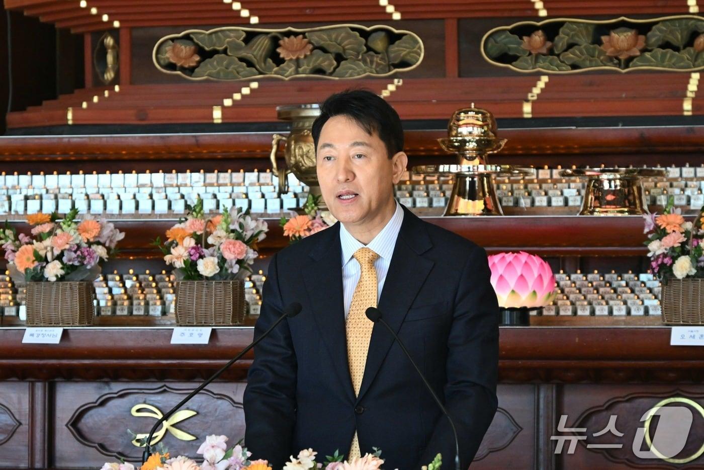 본문 이미지 - 오세훈 서울시장이 27일 조계사에서 열린 '2026 한국불교종단협의회 신년하례법회'에서 참석자들과 인사를 나누고 있다.(서울시 제공)