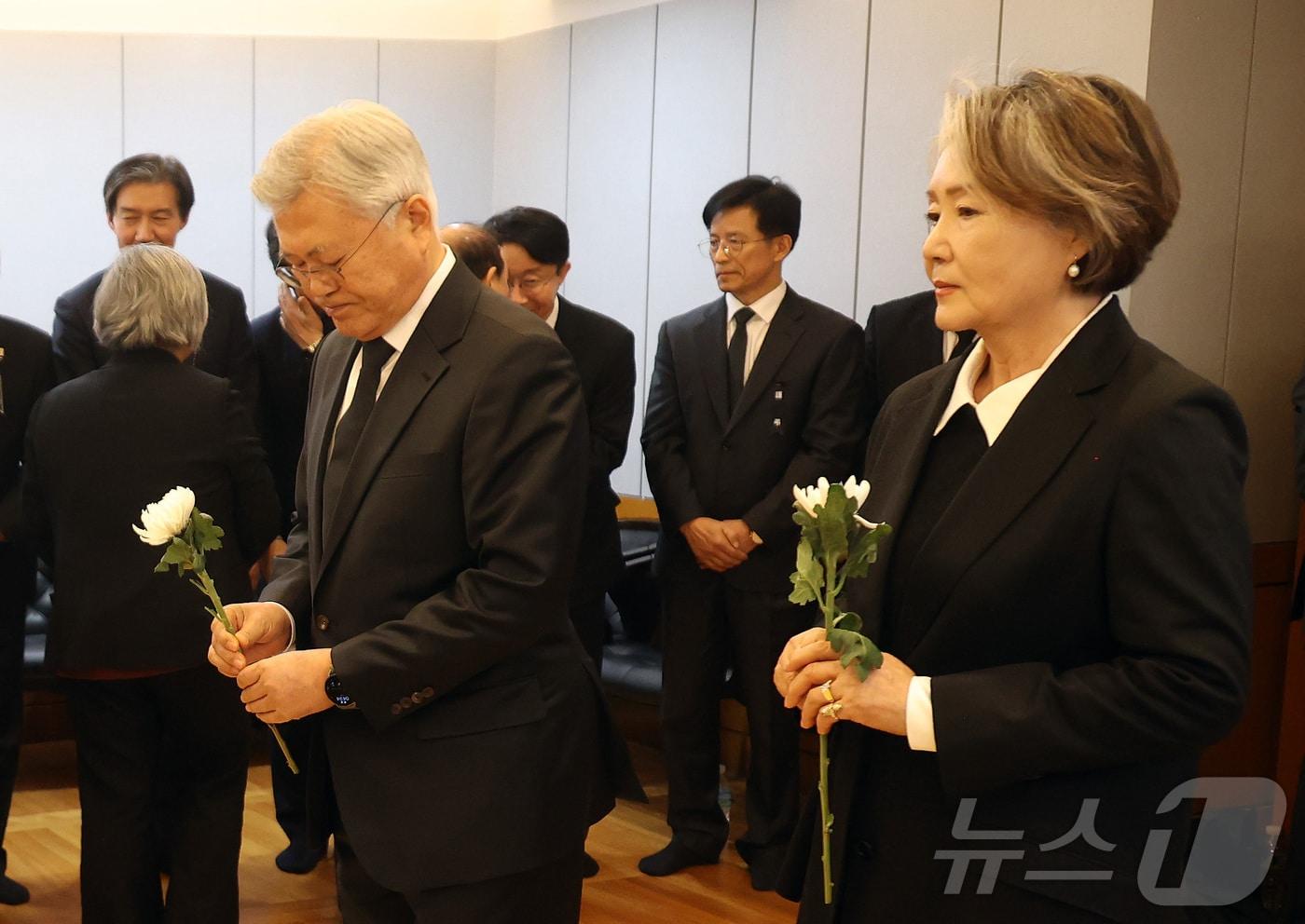 본문 이미지 - 문재인 전 대통령과 김정숙 여사가 지난 1월 27일 오후 서울 종로구 서울대학교병원 장례식장에 마련된 고(故) 이해찬 민주평화통일자문회의 수석부의장의 빈소를 찾아 조문하고 있다. 2026.1.27 ⓒ 뉴스1 사진공동취재단