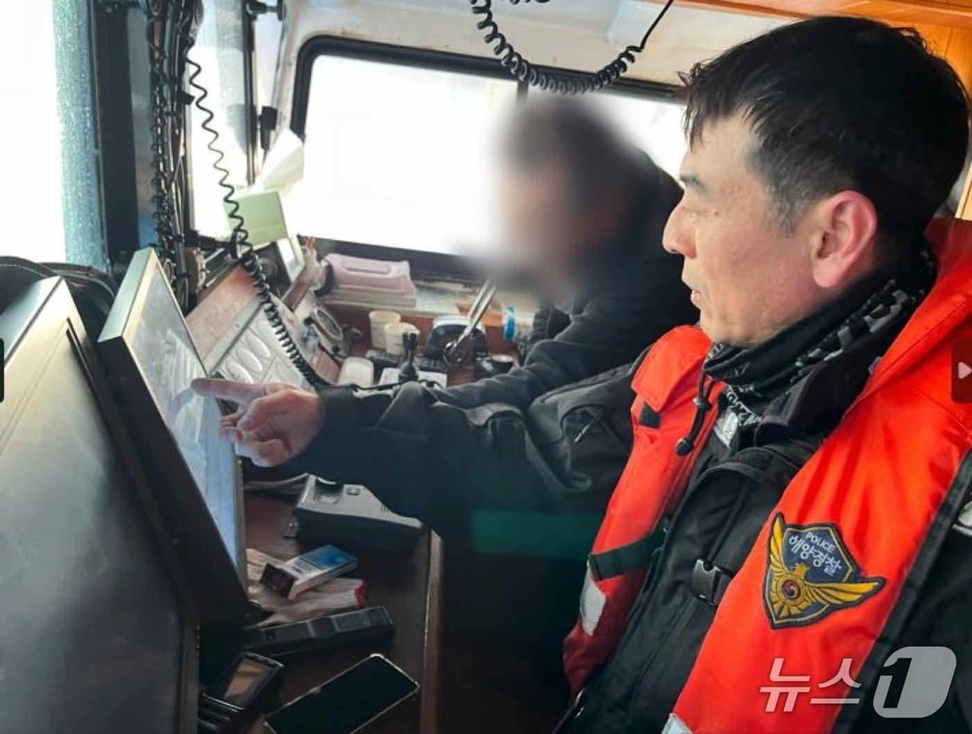본문 이미지 - 지난해 2월 무허가 AIS 사용 어선 단속하는 동해해경. 기사 이해를 돕기 위한 자료사진.(동해해경 제공, 재판매 및 DB 금지) 2026.1.27/뉴스1