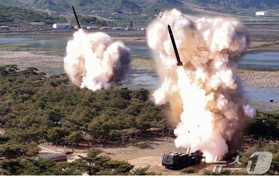 본문 이미지 - (평양 노동신문=뉴스1) = 북한의 탄도미사일 발사 장면. [국내에서만 사용가능. 재배포 금지. DB 금지. For Use Only in the Republic of Korea. Redistribution Prohibited] rodongphoto@news1.kr