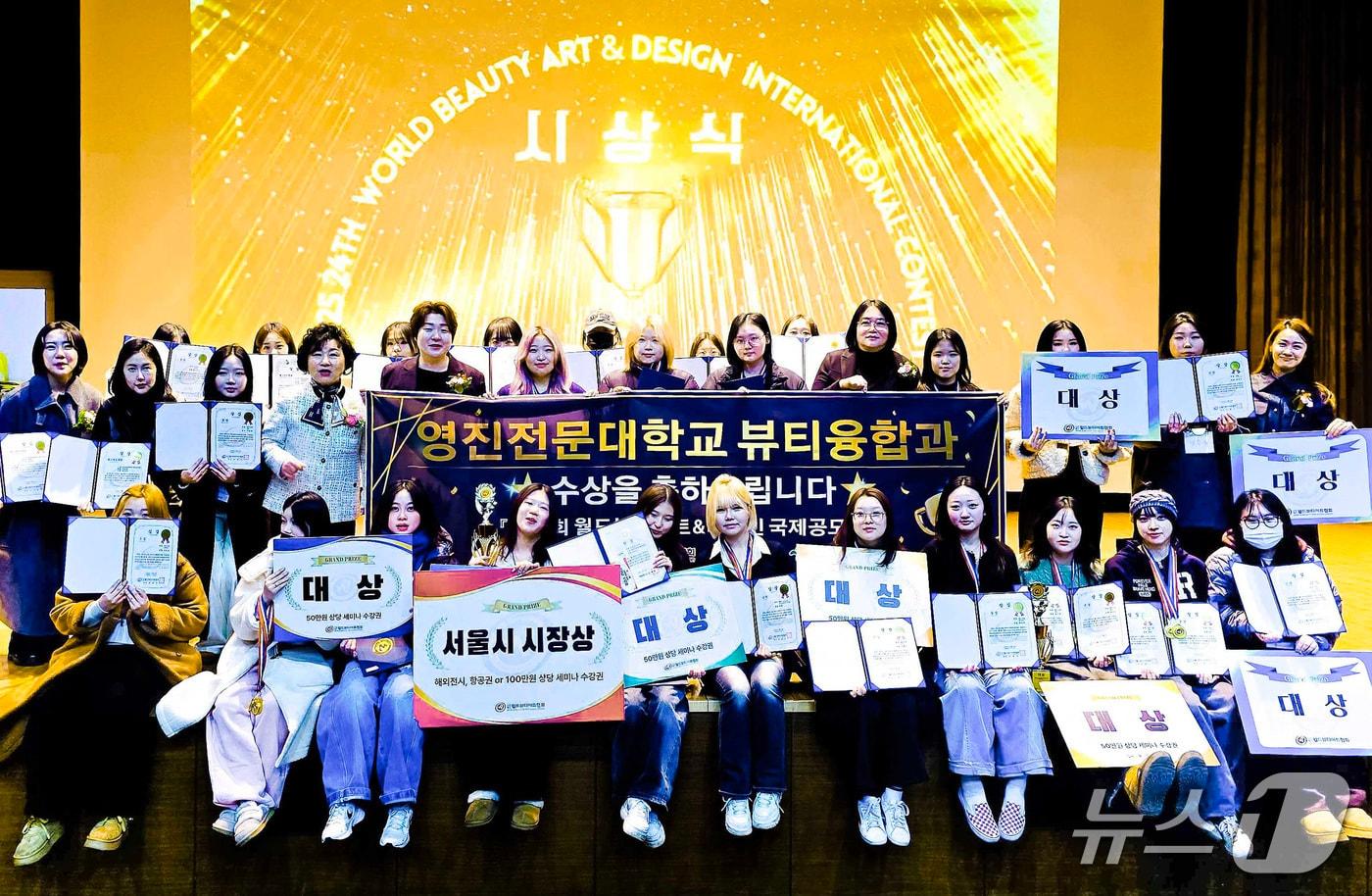 본문 이미지 - 영진전문대 뷰티융합과 학생들의 '월드뷰티아트&디자인 국제공모전' 시상식 기념촬영 모습. (영진전문대 제공. 재판매 및 DB 금지)