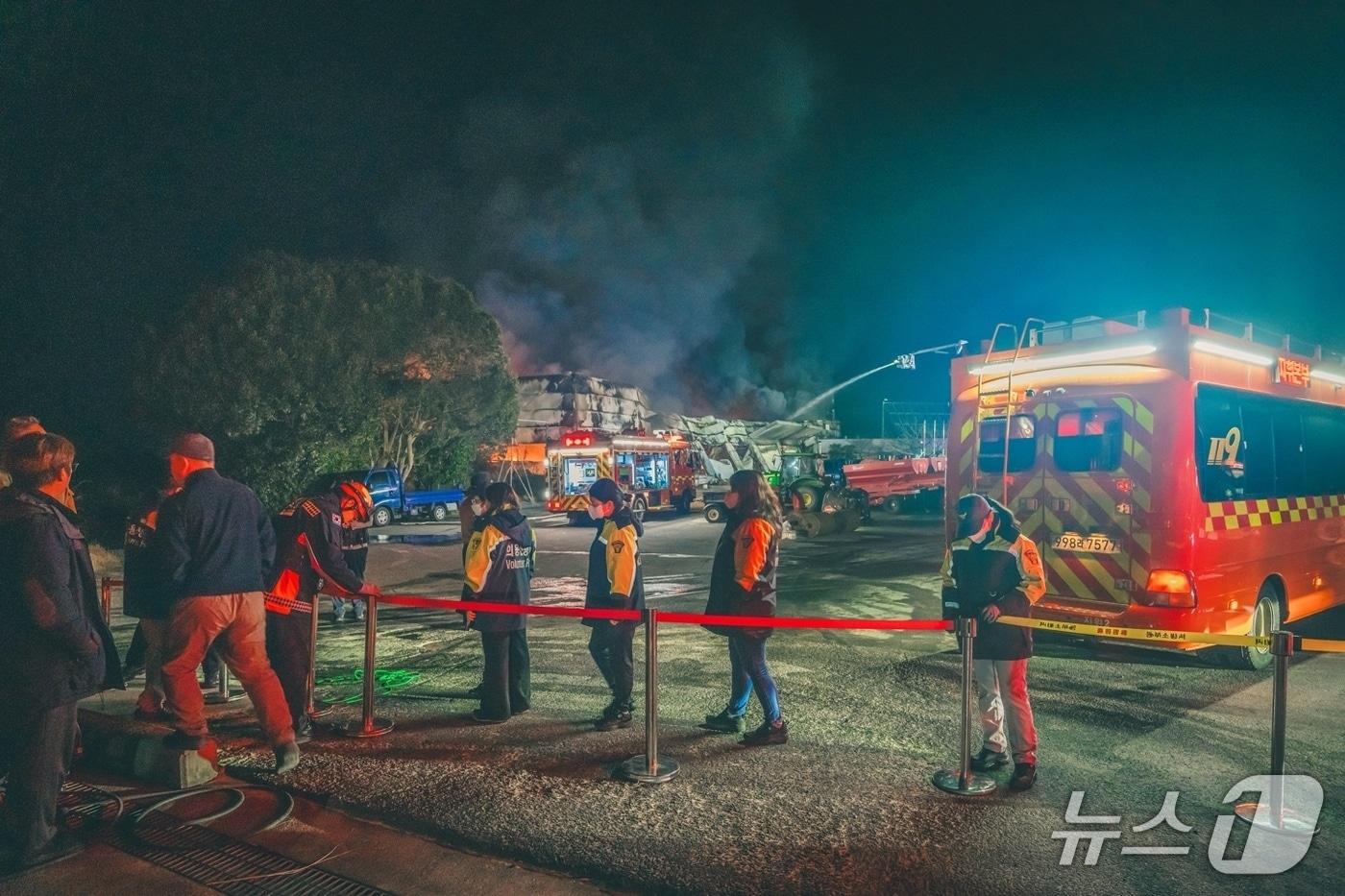 본문 이미지 - 지난 14일 제주시 구좌읍 김녕리에서 발생한 화재 현장에서 지원 활동 중인 제주동부소방서 의용소방대원들.(제주동부소방서 제공. 재판매 및 DB 금지)