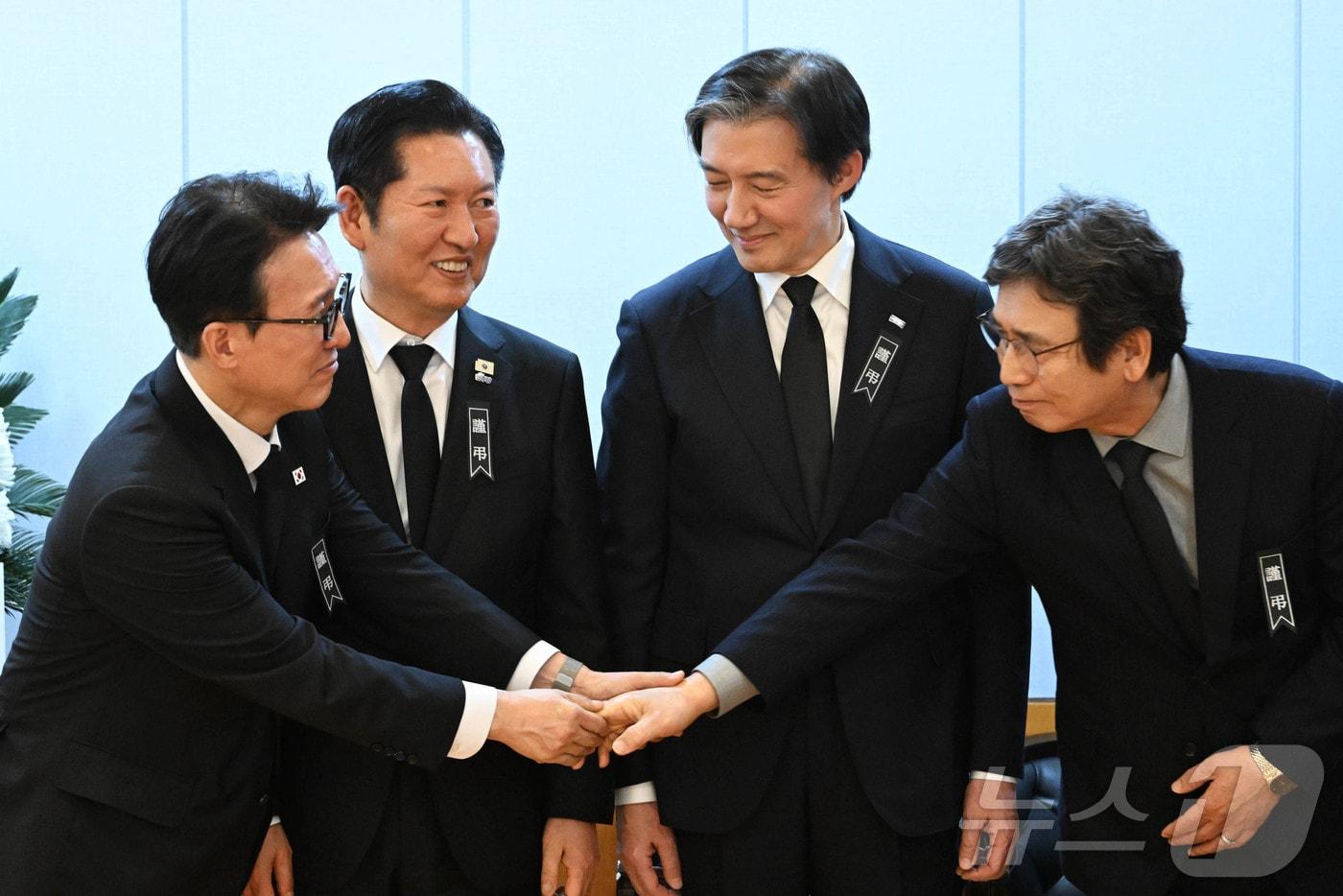 본문 이미지 - 김민석 국무총리가 지난 1월 27일 서울 종로구 서울대학교병원 장례식장에 마련된 이해찬 민주평화통일자문회의 수석부의장의 빈소에서 정청래 더불어민주당 대표, 조국 조국혁신당 대표, 유시민 작가(왼쪽부터)와 대화하고 있다. 2026.1.27 ⓒ 뉴스1 사진공동취재단