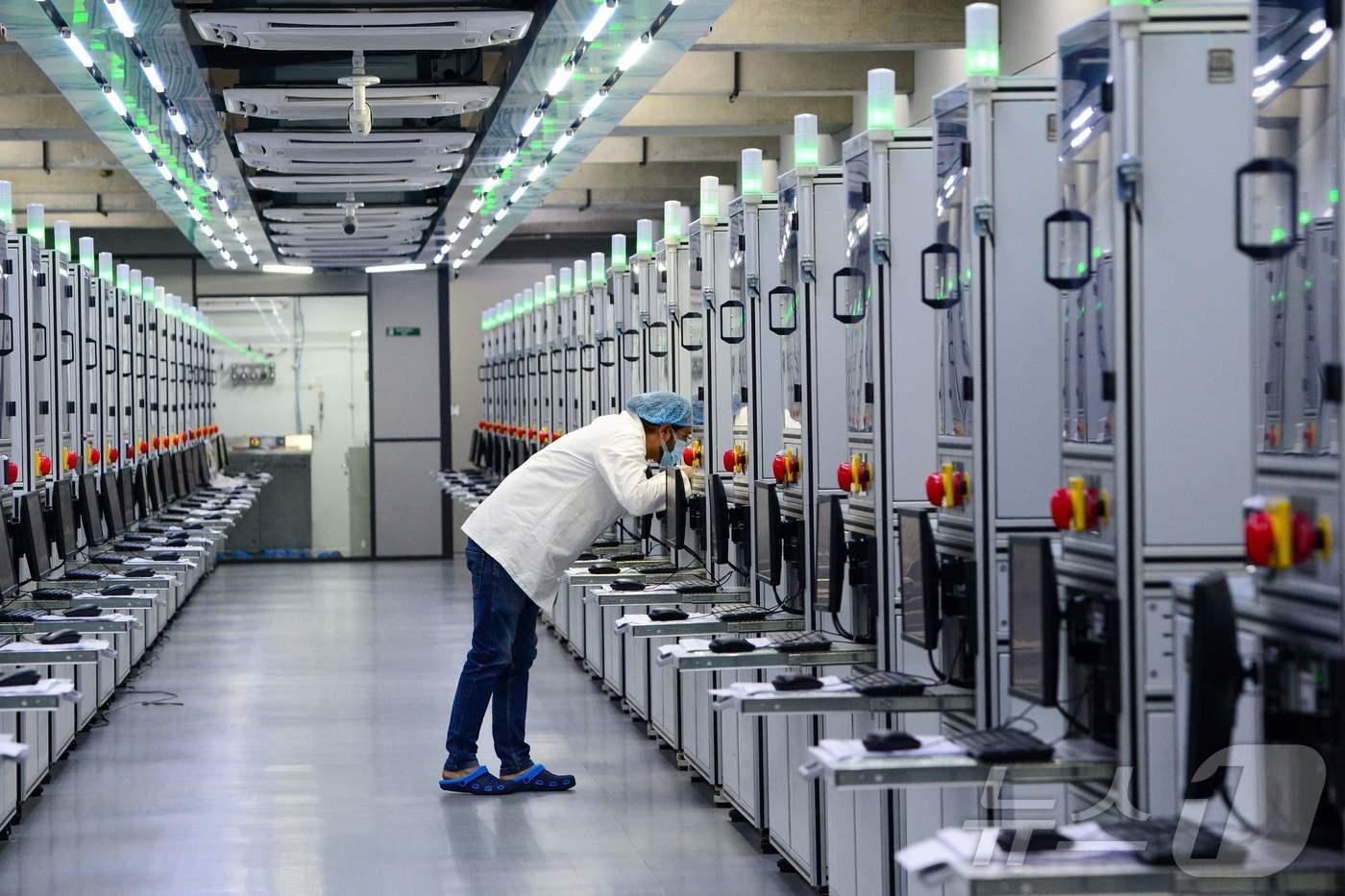 본문 이미지 - 2024년 2월 6일 인도 수라트 외곽에 위치한 다이아몬드 제조업체 '그린랩'의 제조 시설에서 한 엔지니어가 랩 그로운 다이아몬드 시드 성장 과정을 모니터링하고 있다. (자료 사진) 2024.02.06. ⓒ AFP=뉴스1 ⓒ News1 윤다정 기자