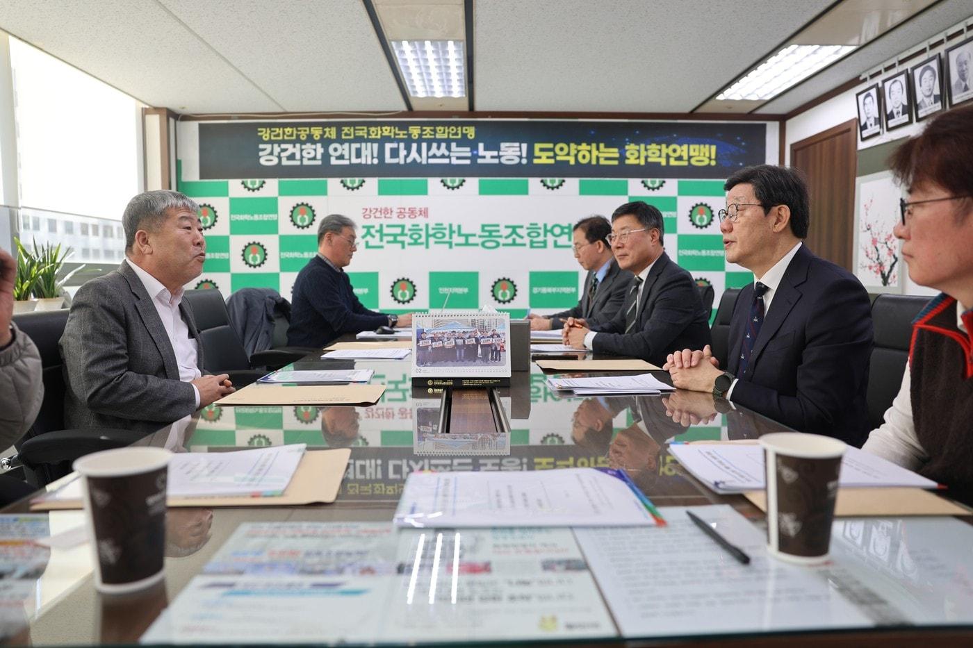 본문 이미지 - 약가제도 개편 비상대책위원회 관계자들과 한국노동조합총연맹 관계자들이 면담을 하고 있다.(한국제약바이오협회 제공)/뉴스1