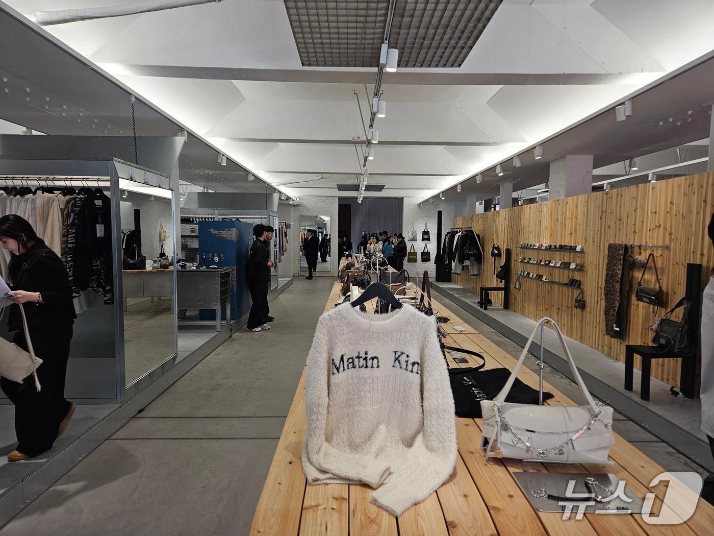 본문 이미지 - 마뗑킴 성수 플래그십 스토어 내부 모습.ⓒ 뉴스1/김진희 기자.