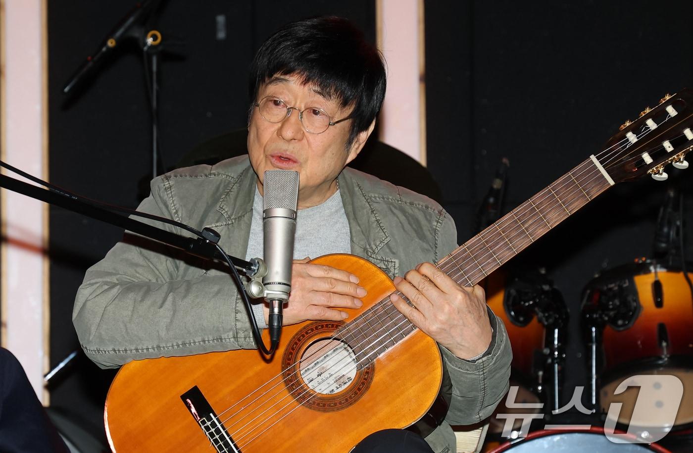본문 이미지 - 김창완밴드가 27일 오후 서울 종로구 복화문화예술공간에무에서 가진 싱글 'Seventy(세븐티)' 발매 기념 및 전국투어 기자간담회에서 인사말을 하고 있다. 2026.1.27 ⓒ 뉴스1 권현진 기자