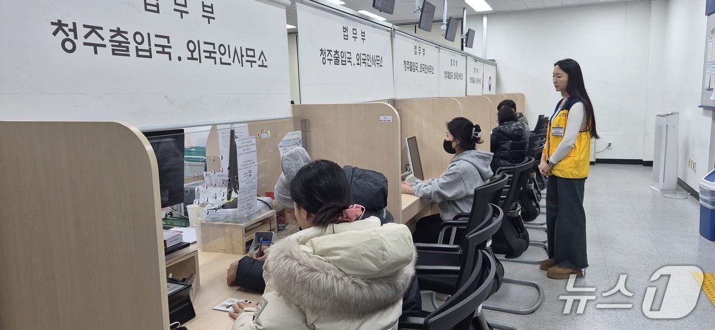 본문 이미지 - 청주출입국·외국인사무소 민원실.(청주출입국·외국인사무소 제공. 재판매 및 DB금지)뉴스1