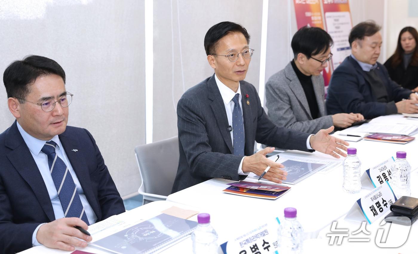 본문 이미지 - 김용선 지식재산처장(왼쪽에서 2번째)이 현장방문 간담회에서 발언하고 있다.(지식재산처 제공.재판매 및 DB금지)/뉴스1