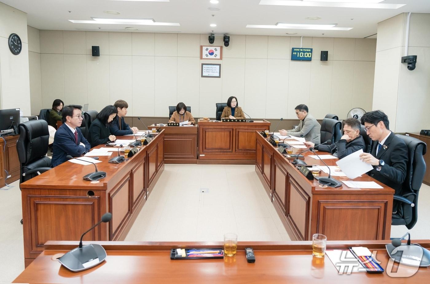 본문 이미지 - 27일 열린 용인시의회 의회운영위원회 회의 모습.(시의회 제공)