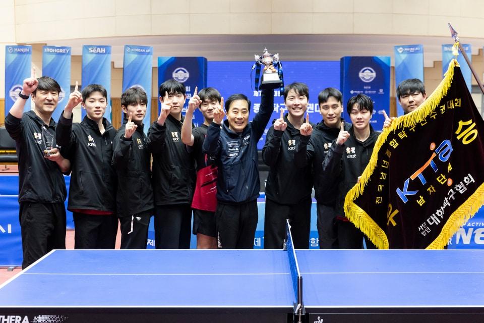 본문 이미지 - 종합탁구선수권 남자단체전에서 우승한 한국거래소(대한탁구협회 제공) 