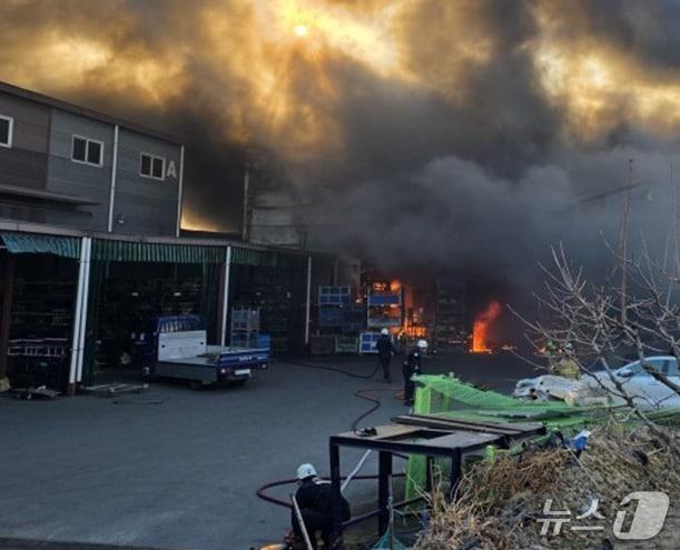 본문 이미지 - 27일 오후 3시 59분쯤 김해시 진례면 고모리의 한 공장에서 불이나 1시간 30분만에 진화됐다. 사진은 화재 현장 모습.(경남소방본부 제공. 재판매 및 DB금지)