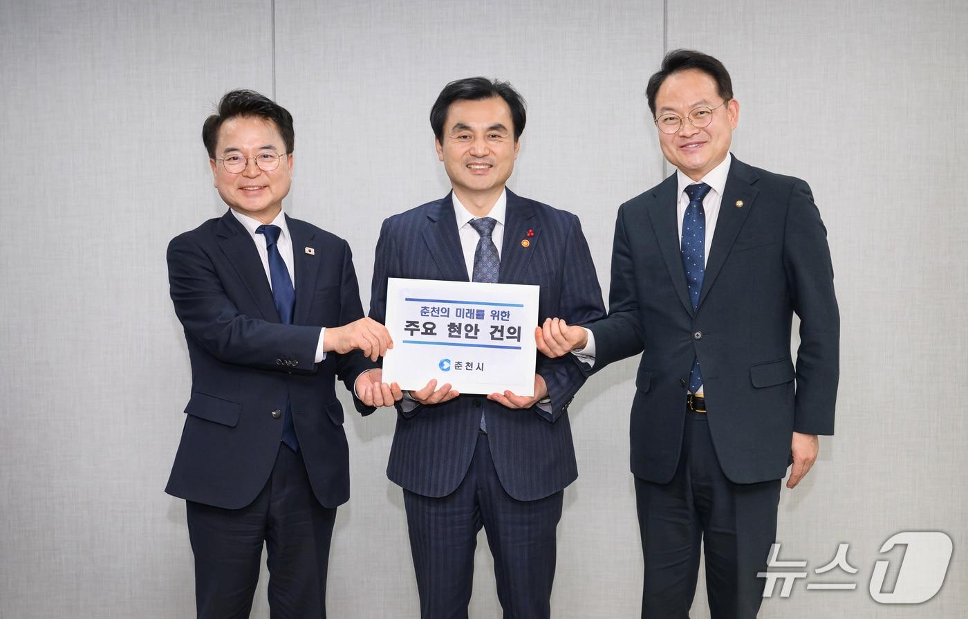 본문 이미지 - 육동한 춘천시장, 허영 의원이 27일 안규백 국방부 장관을 만나 한 지역 국방 현안에 대해 건의 한 뒤 기념촬영을 하고 있다.(춘천시 제공, 재판매 및 DB금지)