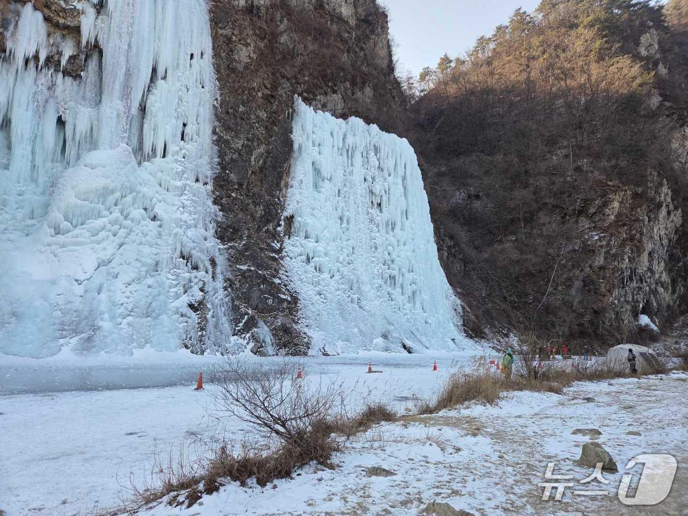 본문 이미지 - 강원 원주 지정면의 빙벽장 사고 현장.(강원도소방본부 제공, 재판매 및 DB금지)