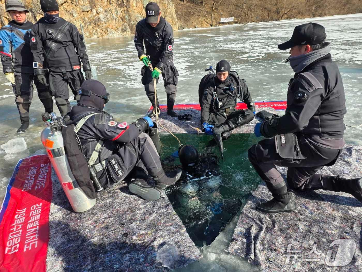 본문 이미지 - 강원특별자치도 소방본부, 동계 수난사고 대응 합동 인명구조훈련 진행.(도소방본부 제공, 재판매 및 DB금지)