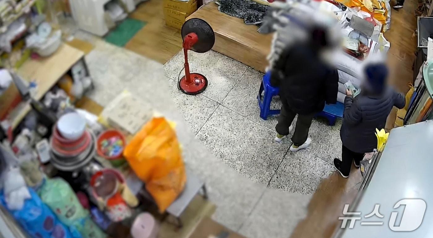 본문 이미지 - 지난 17일 소매치기 범행 현장 폐쇄회로(CC)TV 영상 갈무리.(수영경찰서 제공. 재판매 및 DB 금지)