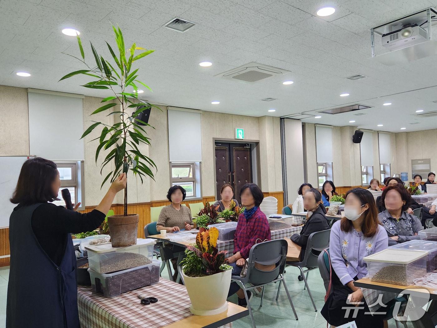 본문 이미지 - 작년 기장군 농업기술센터에서 반려식물 특별강좌 모습.(기장군 제공. 재판매 및 DB금지)