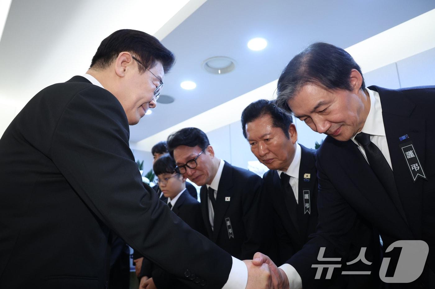 본문 이미지 - 이재명 대통령이 27일 서울 종로구 서울대학교병원 장례식장에 마련된 故 이해찬 전 국무총리(민주평화통일자문회의 수석부의장)의 빈소에서 조문을 마친 뒤 조국 조국혁신당 대표와 악수하고 있다. (청와대통신사진기자단) 2026.1.27/뉴스1 ⓒ News1 이재명 기자