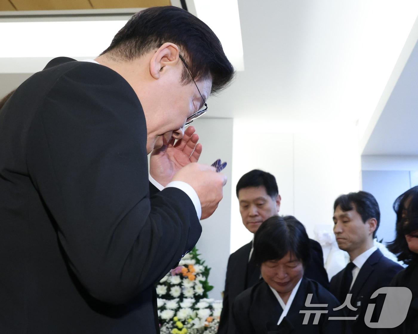 본문 이미지 - 이재명 대통령이 27일 서울 종로구 서울대학교병원 장례식장에 마련된 故 이해찬 전 국무총리(민주평화통일자문회의 수석부의장)의 빈소에서 유가족을 위로한 후 눈물을 닦고 있다. (청와대통신사진기자단) 2026.1.27/뉴스1 ⓒ News1 이재명 기자