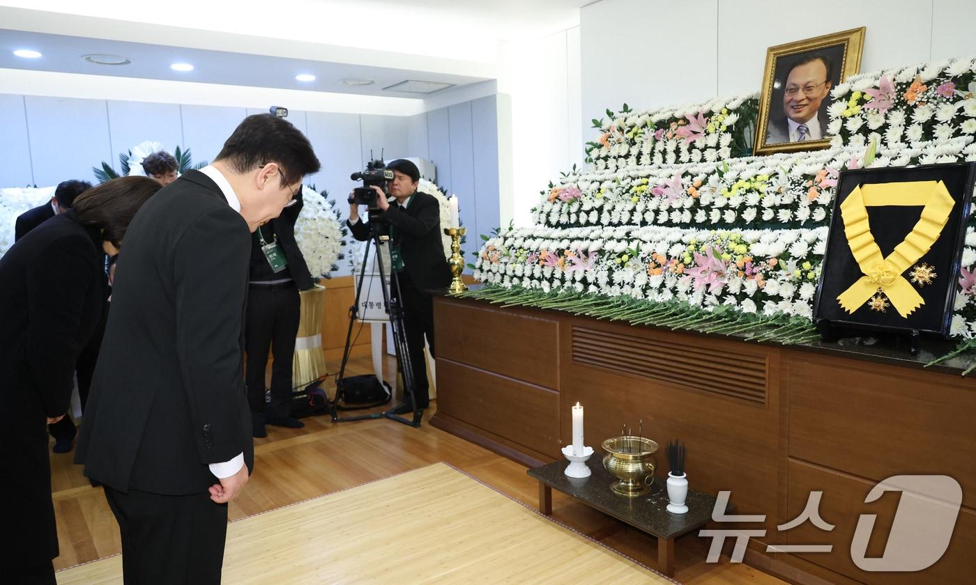 본문 이미지 - 이재명 대통령과 김혜경 여사가 27일 서울 종로구 서울대학교병원 장례식장에 마련된 故 이해찬 전 국무총리(민주평화통일자문회의 수석부의장)의 빈소에서 조문을 하고 있다. (청와대통신사진기자단)xyz@yna.co.kr 2026.1.27/뉴스1 ⓒ News1 이재명 기자