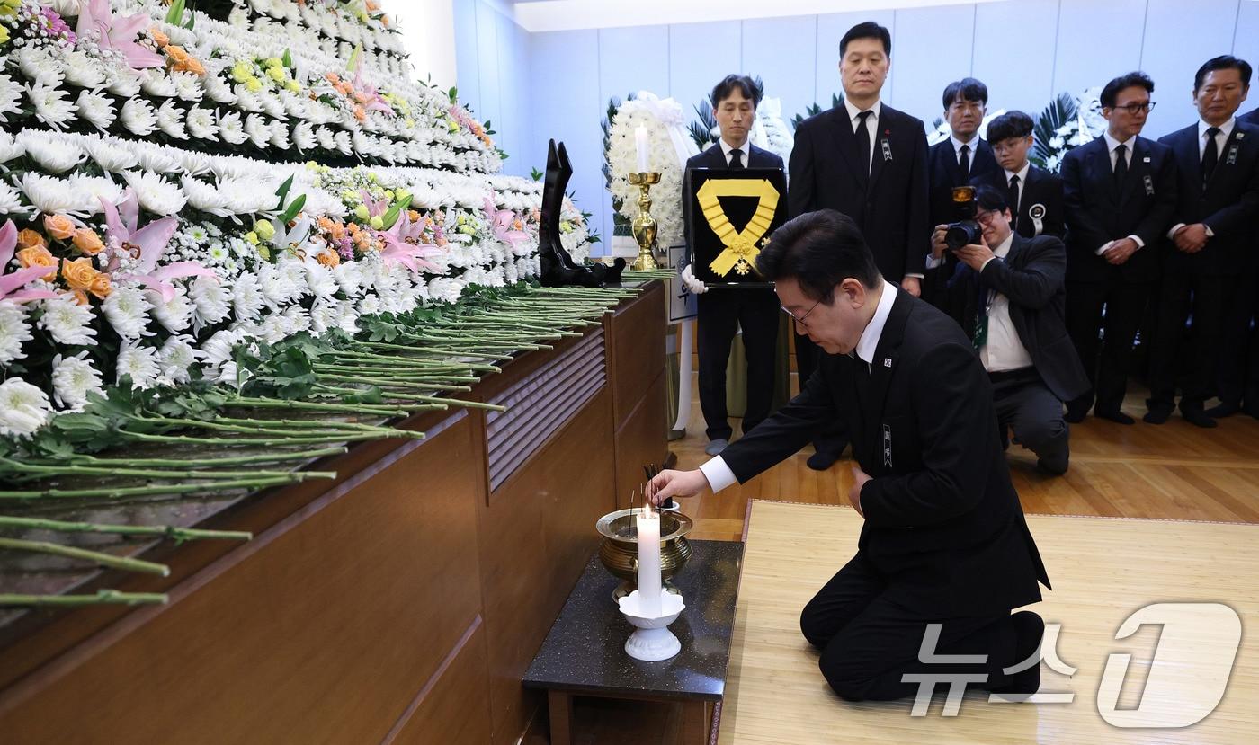 본문 이미지 - 이재명 대통령이 서울 종로구 서울대학교병원 장례식장에 마련된 이해찬 전 국무총리(민주평화통일자문회의 수석부의장)의 장례 첫 날인 지난 27일 빈소에서 분향하고 있다. (청와대통신사진기자단) 2026.1.27/뉴스1 ⓒ News1 이재명 기자