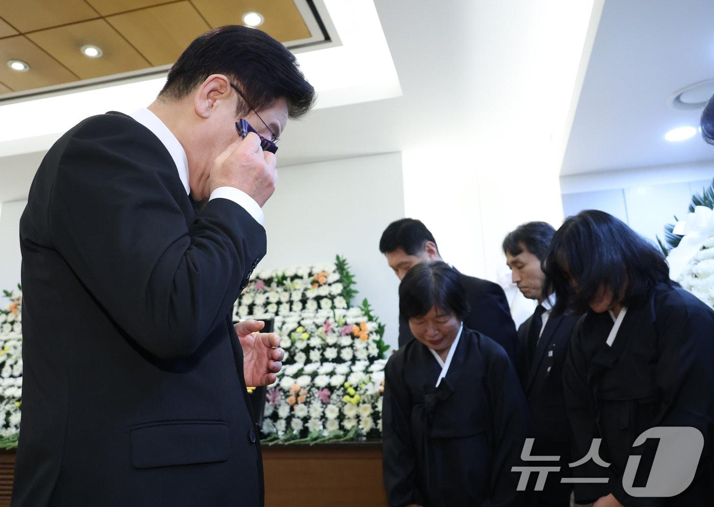 본문 이미지 - 이재명 대통령이 27일 서울 종로구 서울대학교병원 장례식장에 마련된 故 이해찬 전 국무총리(민주평화통일자문회의 수석부의장)의 빈소에서 유가족을 위로한 후 눈물을 닦고 있다. (청와대통신사진기자단) 2026.1.27/뉴스1 ⓒ News1 이재명 기자