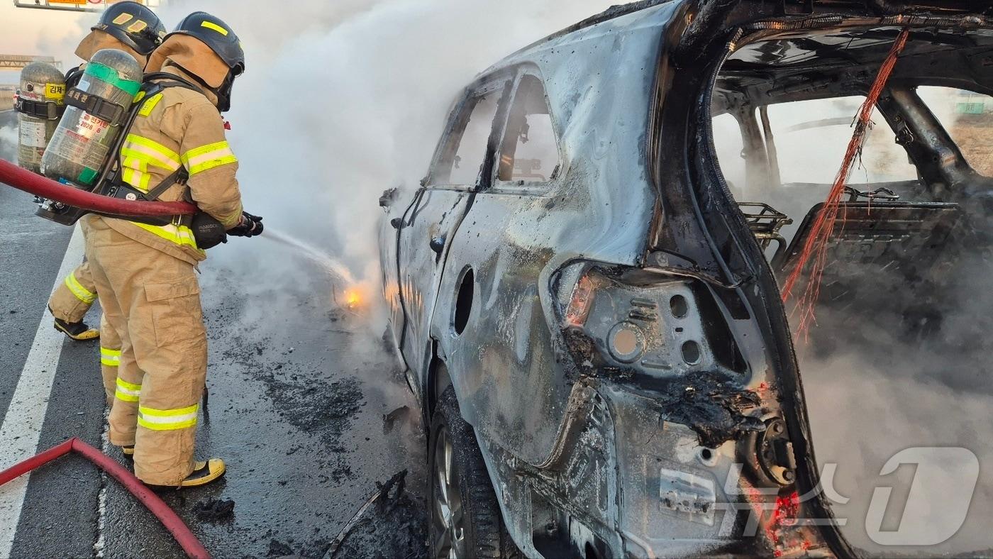 본문 이미지 - 27일 오후 5시 24분께 전북 김제시 공덕면 한 도로에서 주행 중이던 SUV에서 불이 났다.(전북소방본부 제공. 재판매 및 DB금지) ⓒ News1 문채연 기자