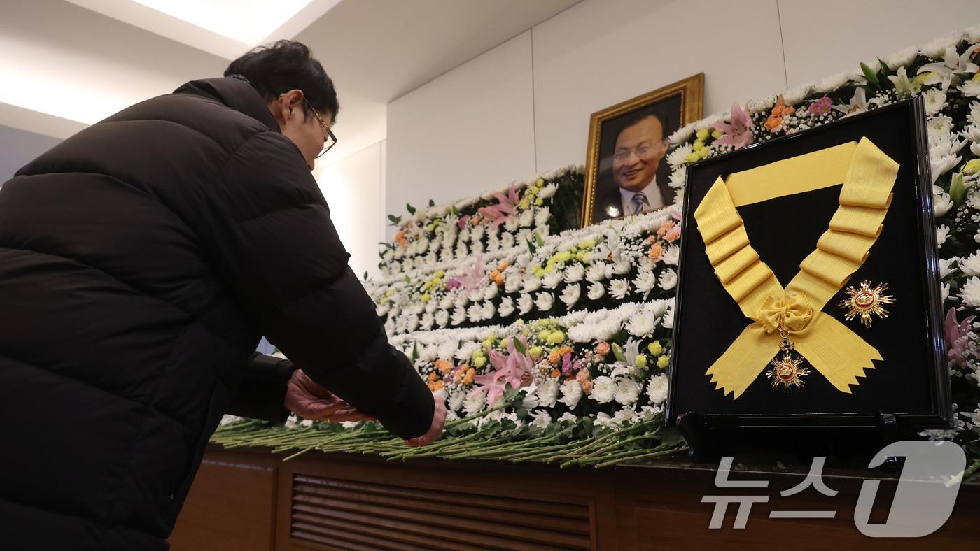 본문 이미지 - 시민들이 27일 오후 서울 종로구 서울대학교병원 장례식장에 마련된 고 이해찬 민주평화통일자문회의 수석부의장의 빈소를 찾아 조문하고 있다. 2026.1.27/뉴스1 ⓒ News1 사진공동취재단