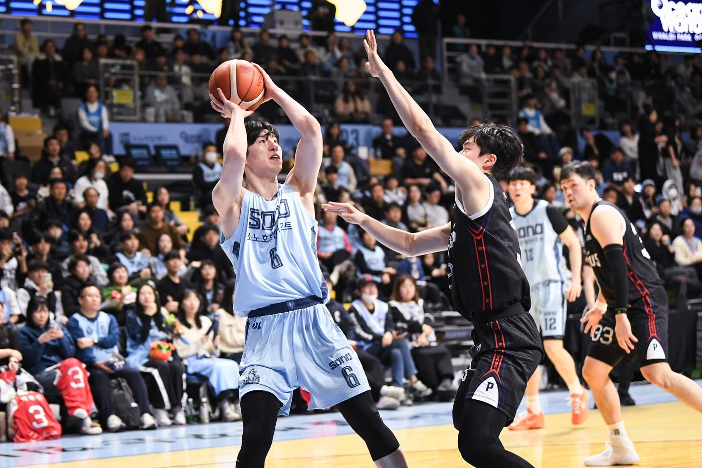 본문 이미지 - 프로농구 소노 이정현(왼쪽)이 27일 현대모비스와 경기에서 슛을 쏘고 있다.(KBL 제공)