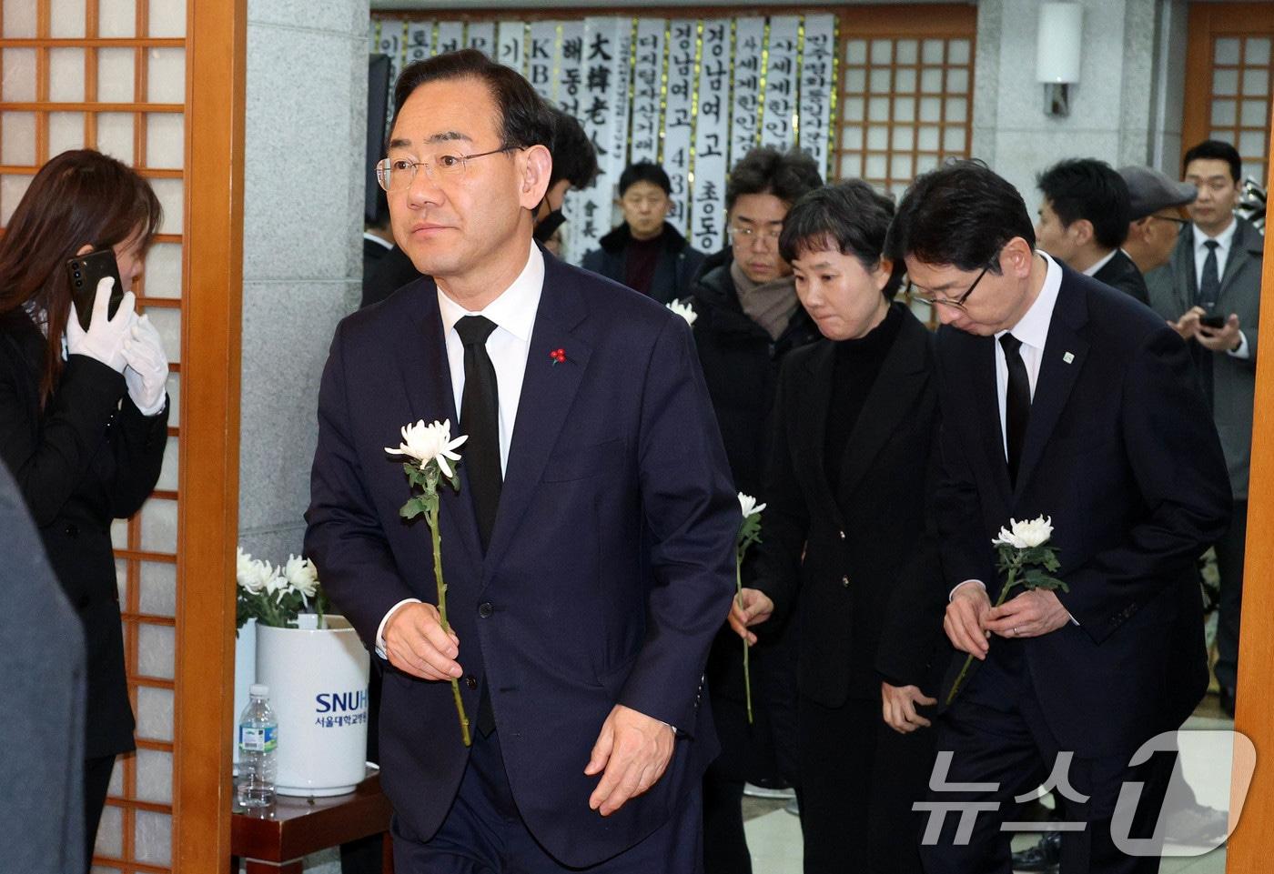 본문 이미지 - 주호영 국회부의장이 27일 서울 종로구 서울대학교병원 장례식장에 마련된 고 이해찬 전 국무총리의 빈소를 조문하고 있다. 2026.1.27/뉴스1 ⓒ News1 사진공동취재단
