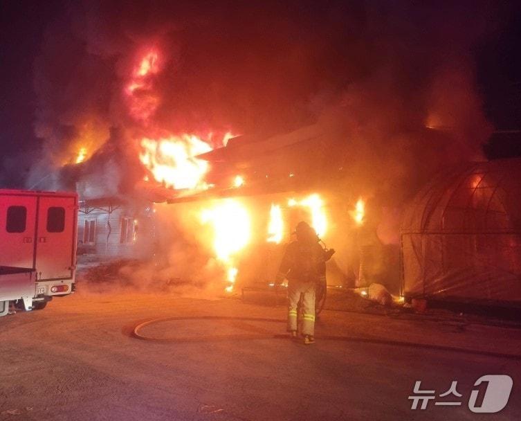 본문 이미지 - 화재 현장.(청주동부소방서 제공. 재판매 및 DB금지)/뉴스1