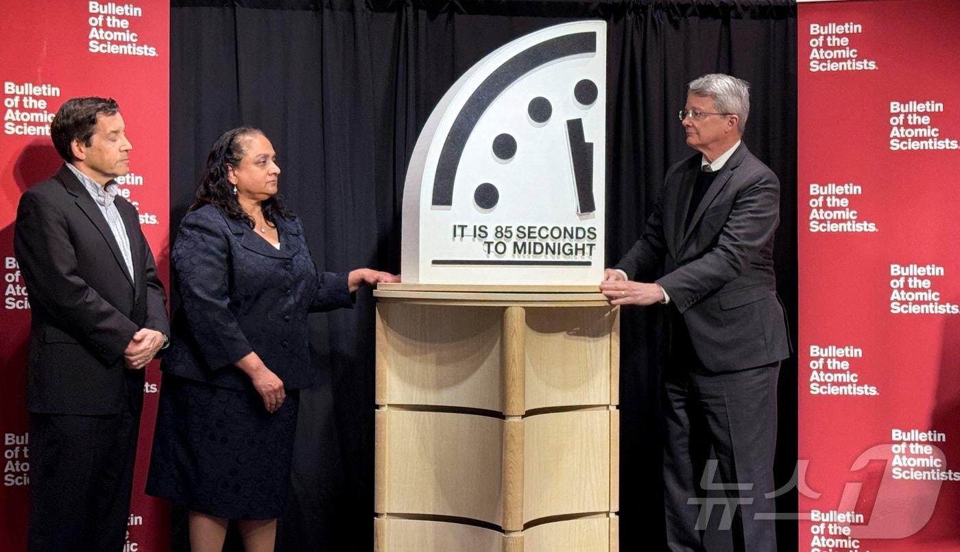 본문 이미지 - 미 핵과학자회보(Bulletin of the Atomic Scientists)가 27일(현지시간) 미국 워싱턴 DC에서 지구 종말 시계 발표회를 개최했다. 2026.01.27. ⓒ 로이터=뉴스1 ⓒ News1 이정환 기자
