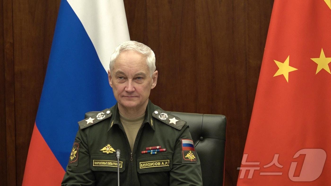 본문 이미지 - 27일(현지시간) 러시아 국방부 언론 서비스에서 공개한 영상에서 안드레이 벨루소프 러시아 국방부 장관이 중국 국방부 장관과 화상 통화를 하고 있다. 2026.01.27. ⓒ AFP=뉴스1 ⓒ News1 이정환 기자