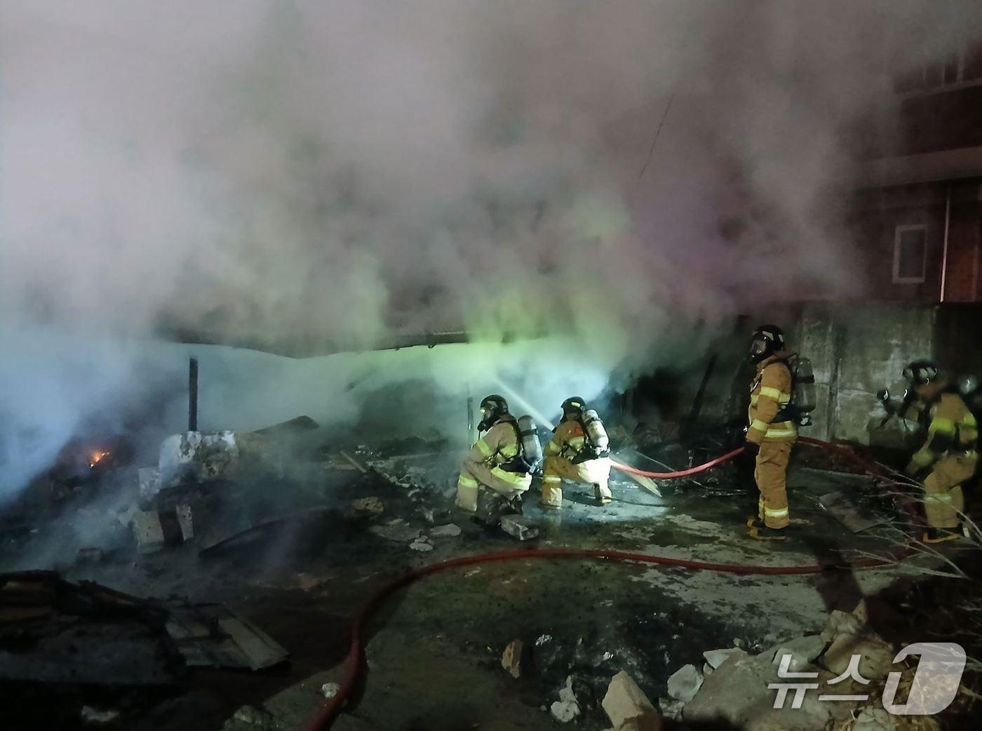 본문 이미지 - 지난 27일 오후 7시 22분께 불이 난 전북 정읍시 공평동의 한 주택에서 소방대원들이 잔불을 감시하고 있다.(전북소방 제공. 재판매 및 DB 금지)