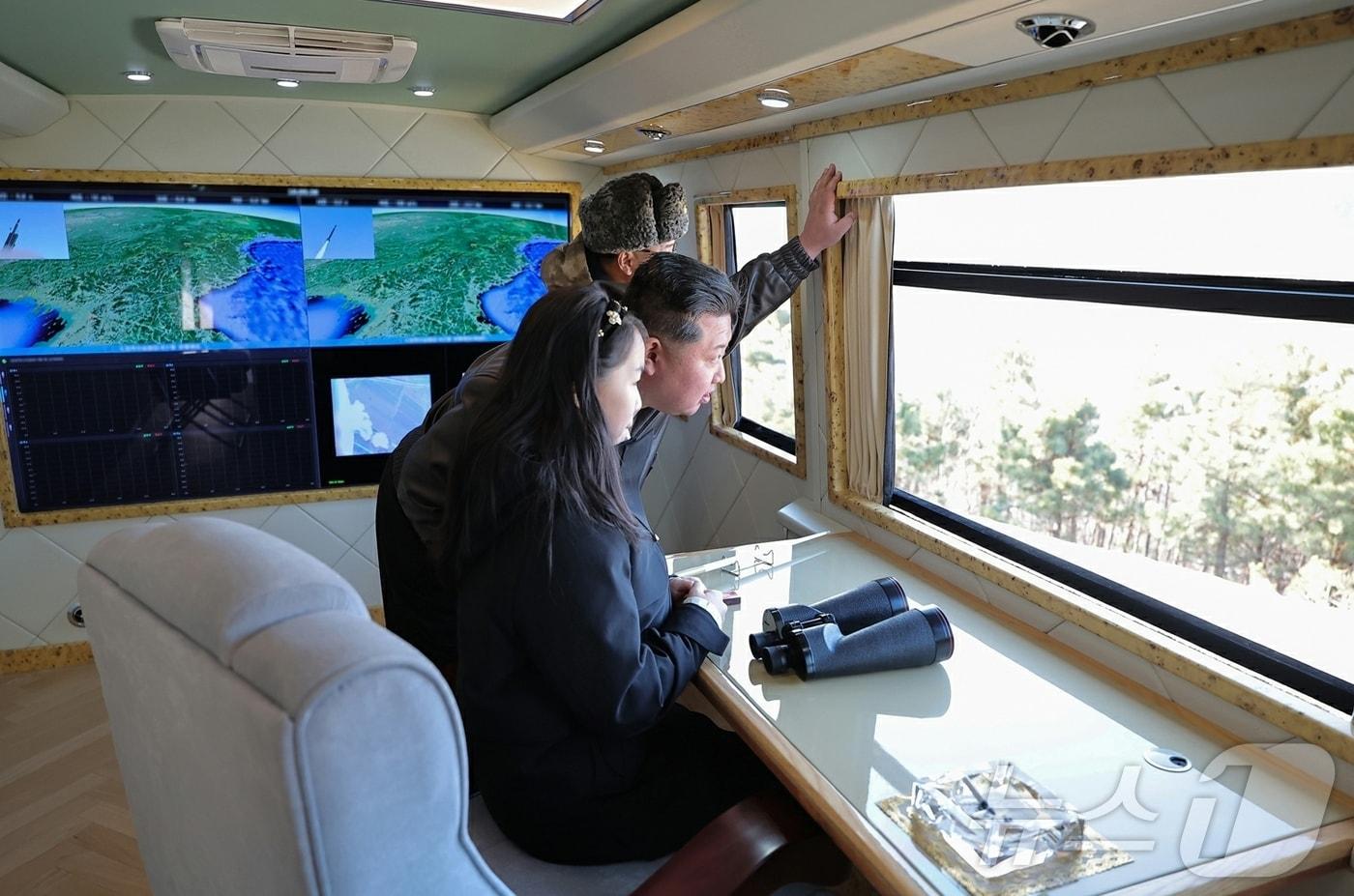 본문 이미지 - (평양 노동신문=뉴스1) = 김정은 북한 노동당 총비서와 딸 주애가 전날인 27일 미사일총국이 진행한 대구경방사포 무기체계 시험사격 현장에 참석한 모습 [국내에서만 사용가능. 재배포 금지. DB 금지. For Use Only in the Republic of Korea. Redistribution Prohibited] rodongphoto@news1.kr